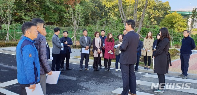  【용인=뉴시스】 이준구 기자 = 용인시 기흥구는 24일 신갈동 433 일대 신갈 상미지구에서 간부공무원 20여명이 민원현장을 점검하고 개선방안을 논의하는 현장회의를 열었다. (사진제공=용인시 기흥구)