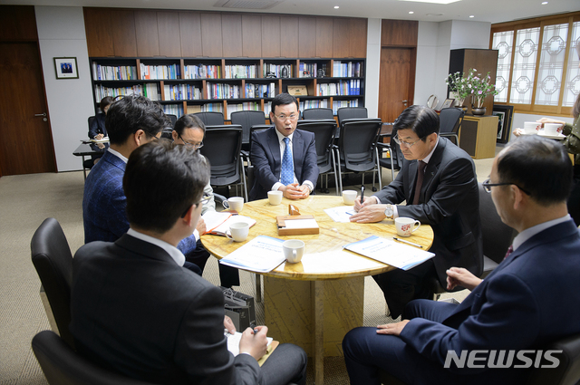 【세종=뉴시스】노왕섭 기자 =이춘희(오른쪽 두번째) 시장이 24일 시장실에서 중소기업 옴부즈만과 공동으로 마련한 '세종시 민생규제 현장간담회'를 열고 신산업 성장을 위한 규제개선 건의를 청취했다.2018.10.24. (사진=세종시청 제공) photo@newsis.com