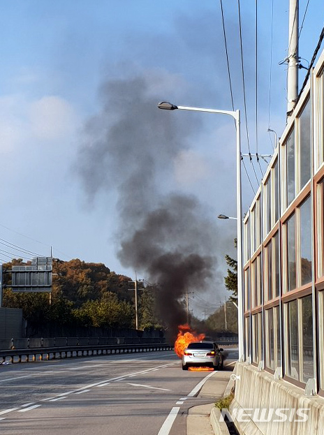 【원주=뉴시스】박종우 기자 = 24일 오후 강원 원주시 소초면 둔둔리에서 BMW 520d 엔진룸에서 화재가 발생했다. 2018.10.24. (사진=원주소방서 제공) photo@newsis.com