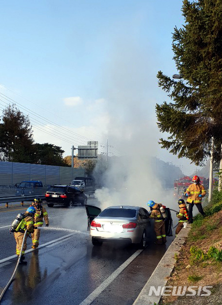 【원주=뉴시스】박종우 기자 = 24일 오후 강원 원주시 소초면 둔둔리에서 BMW 520d 엔진룸에서 화재가 발생했다. 2018.10.24. (사진=원주소방서 제공)&nbsp; photo@newsis.com 