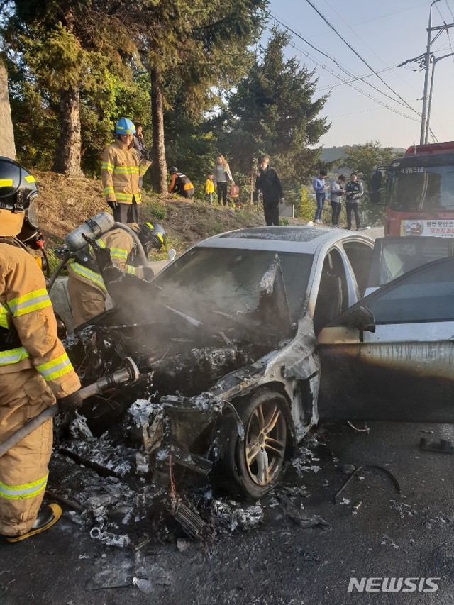 【원주=뉴시스】박종우 기자 = 24일 오후 강원 원주시 소초면 둔둔리에서 BMW 520d 엔진룸에서 화재가 발생했다. 2018.10.24. (사진=원주소방서 제공)&nbsp; photo@newsis.com 