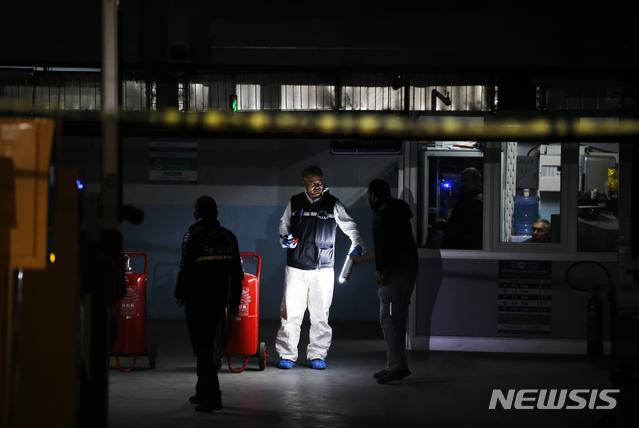  【이스탄불(터키)=AP/뉴시스】터키 경찰들이 23일 이스탄불 주재 사우디아라비아 영사관 소속 차량이 발견된 한 지하 주차장에서 사우디 언론인 자말 카슈끄지의 살해 사건과 관련된 증거를 찾기 위해 조사하고 있다. 주요 7개국(G7) 외무장관들은 이날 공동성명에서 "가장 강력한 어조로 카슈끄지의 살해를 비난한다"면서 터키가 사우디의 살해 조사에 함께 해야 한다고 요구했다. 2018.10.24 