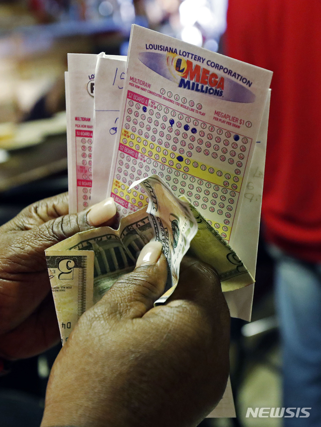 【델타 =AP/뉴시스】미국 사우스캐롤라이나주 복권당국은 24일(현지시간)약 16억 달러를 기록한 메가밀리언 당첨자가 주 내에서 나왔다고 발표했다. 사진은 23일 루이지애나주 델타에서 메가밀리언 복권을 구매한 주민의 모습. 2018.10.24 