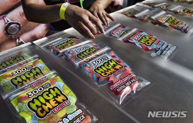 【캘리포니아=AP/뉴시스】 가디언은 그러나 캐나다 곳곳에서 마리화나가 들어있는 브라우니와 젤리 등이 판매되고 있어 당국이 골머리를 앓고 있다고11일(현지시간) 보도했다. 사진은 올해 10월20일 미국 캘리포니아의 마리화나 페스티벌에서 판매 중일 마리화나 젤리. 2018.11.12. 