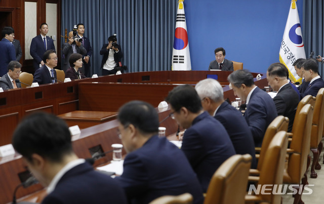 【서울=뉴시스】최동준 기자 = 이낙연 국무총리가 24일 오전 서울 세종로 정부서울청사에서 열린 국정현안점검조정회의에서 모두발언을 하고 있다. 2018.10.24. photocdj@newsis.com