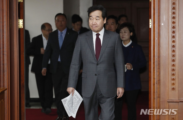 【서울=뉴시스】최동준 기자 = 이낙연 국무총리가 24일 오전 서울 세종로 정부서울청사에서 열린 국정현안점검조정회의에 입장하고 있다. 2018.10.24.&nbsp; photocdj@newsis.com