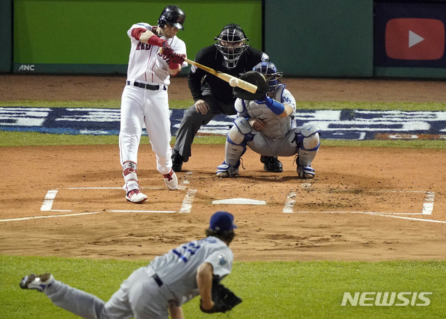 【보스턴=AP/뉴시스】보스턴 레드삭스의 앤드류 베닌텐디가 24일(한국시간) 미국 메사추세츠주 보스턴의 펜웨이 파크에서 열린 LA 다저스와의 2018 메이저리그(MLB) 월드시리즈 1차전에서 1회말 다저스 에이스 클레이튼 커쇼를 상대로 안타를 때려내고 있다.