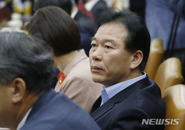 【서울=뉴시스】최동준 기자 = 정태호 청와대 일자리수석이 24일 서울 세종로 정부서울청사에서 열린 경제관계장관회의에서 김동연 경제부총리 겸 기획재정부 장관의 일자리 창출 지원 방안 등에 대한 모두발언을 듣고 있다. 2018.10.24. photocdj@newsis.com