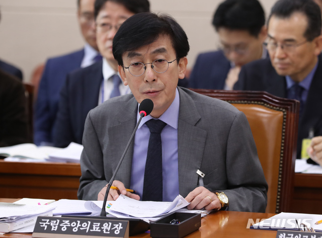 【서울=뉴시스】고승민 기자 = 24일 오전 서울 여의도 국회에서 열린 보건복지위원회의 한국보건의료인국가시험원, 국립중앙의료원, 한국보건의료연구원, 한국의료분쟁조정중재원 국정감사에서 정기현 국립중앙의료원장이 민주당 오제세 의원의 질의에 답하고 있다. 2018.10.24.kkssmm99@newsis.com