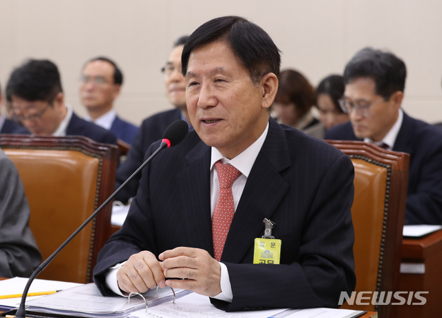 【서울=뉴시스】고승민 기자 = 24일 오전 서울 여의도 국회에서 열린 보건복지위원회의 한국보건의료인국가시험원, 국립중앙의료원, 한국보건의료연구원, 한국의료분쟁조정중재원 국정감사에서 박국수 한국의료분쟁조정중재원장이 의원들의 질의에 답하고 있다. 2018.10.24.kkssmm99@newsis.com