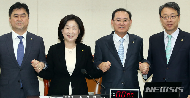 【서울=뉴시스】박영태 기자 = 24일 오전 서울 영등포구 여의도 국회에서 열린 정치개혁 특별위원회 전체회의에서 심상정 위원장이 3당 간사와 함께 손을 잡고 포즈를 취하고 있다. 왼쪽부터 김종민 더불어민주당 간사, 심상정 위원장, 정유섭 더불어민주당, 김성식 바른미래당 간사. 2018.10.24. since1999@newsis.com