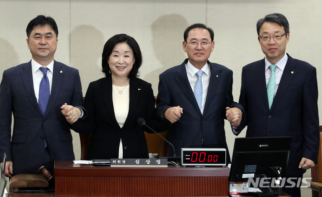 【서울=뉴시스】박영태 기자 = 24일 오전 서울 영등포구 여의도 국회에서 열린 정치개혁 특별위원회 전체회의에서 심상정 위원장이 3당 간사와 함께 손을 잡고 포즈를 취하고 있다. 왼쪽부터 김종민 더불어민주당 간사, 심상정 위원장, 정유섭 더불어민주당, 김성식 바른미래당 간사. 2018.10.24.since1999@newsis.com