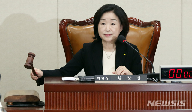 【서울=뉴시스】박영태 기자 = 24일 오전 서울 영등포구 여의도 국회에서 열린 정치개혁 특별위원회 전체회의에서 심상정 위원장이 회의를 주재하고 있다. 2018.10.24. since1999@newsis.com