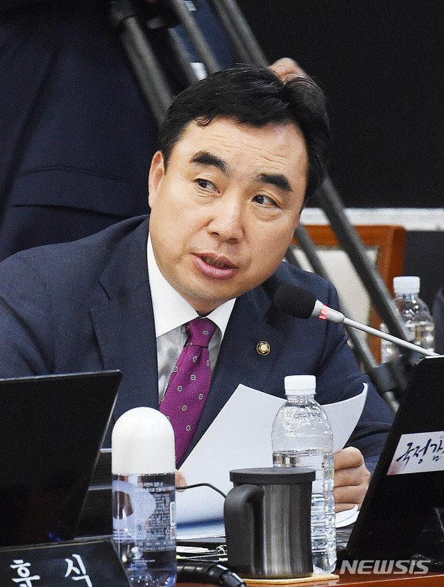 【대전=뉴시스】함형서 기자= 국회 국토교통위원회 소속 윤관석 더불어민주당 의원. 2018.10.24.foodwork23@newsis.com