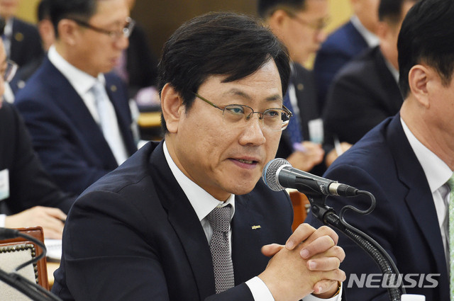 【대전=뉴시스】함형서 기자= 24일 오전 대전 동구 한국철도공사본사에서 열린 국회 국토교통위원회 한국철도공사,한국철도시설공단, 에스알 국정감사에서 오영식 한국철도공사 사장이 의원들의 질의에 답변하고 있다. 2018.10.24.foodwork23@newsis.com