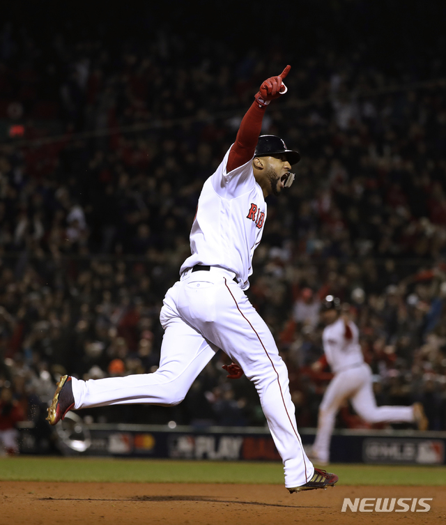 【보스턴=AP/뉴시스】 보스턴 레드삭스의 에두아르도 누네스가 24일(한국시간) 미국 메사추세츠주 보스턴의 펜웨이 파크에서 열린 LA 다저스와의 2018 메이저리그(MLB) 월드시리즈 1차전에서 7회말 쐐기 3점포를 때려낸 뒤 그라운드를 돌고 있다.