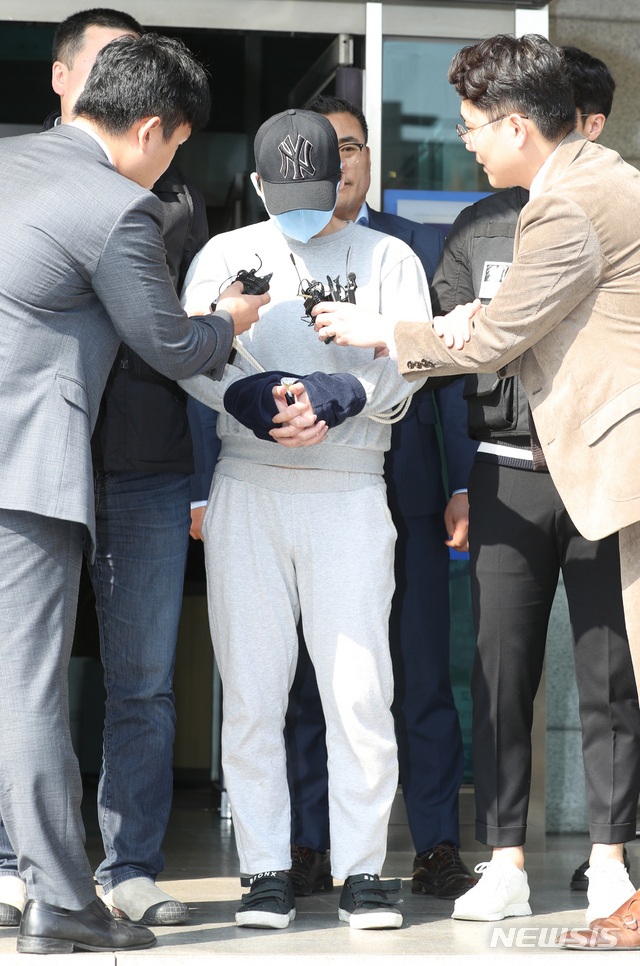 【서울=뉴시스】전진환 기자 = 아버지를 폭행하고 이를 말리던 어머니를 살해한 혐의를 받는 40대 남성 A씨가 24일 오전 서울중앙지법에서 구속 전 피의자 심문(영장실질심사)을 받기 위해 서울 강남구 수서경찰서를 나오고 있다. 부모에 의해 정신병원에 입원했던 A씨는 지난 4월 외출 한 뒤 병원으로 돌아가지 않고, 자신의 거처에서 지내다가 부모 집에 나타나 이 같은 범행을 저지른 것으로 알려졌다. 2018.10.24. amin2@newsis.com