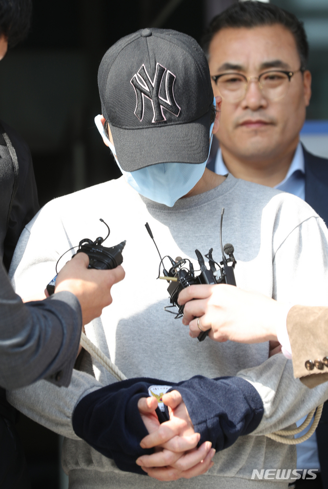 【서울=뉴시스】전진환 기자 = 아버지를 폭행하고 이를 말리던 어머니를 살해한 혐의를 받는 40대 남성 A씨가 24일 오전 서울중앙지법에서 구속 전 피의자 심문(영장실질심사)을 받기 위해 서울 강남구 수서경찰서를 나오고 있다. 부모에 의해 정신병원에 입원했던 A씨는 지난 4월 외출 한 뒤 병원으로 돌아가지 않고, 자신의 거처에서 지내다가 부모 집에 나타나 이 같은 범행을 저지른 것으로 알려졌다. 2018.10.24. amin2@newsis.com