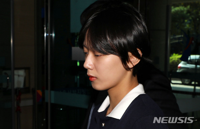 【서울=뉴시스】홍효식 기자 = 유튜버 양예원 씨가 지난 10월24일 오후 '비공개 촬영회' 재판 3차 공판기일을 방청하기 위해 서울 마포구 서부지법으로 들어서고 있다. 2018.10.24. yesphoto@newsis.com