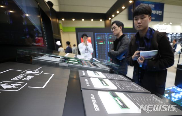 '2018 반도체대전'에서 관람객들이 메모리 제품을 관람하고 있다. (사진 뉴시스DB 2018.10.24)