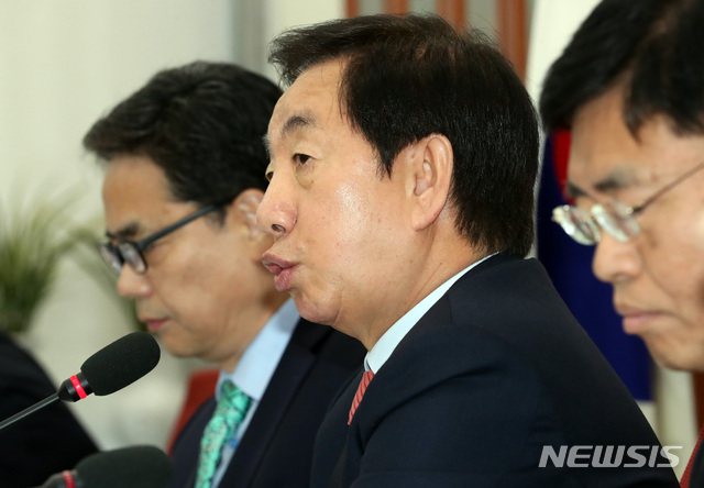 【서울=뉴시스】박영태 기자 = 김성태 자유한국당 원내대표가 24일 오후 서울 영등포구 여의도 국회 자유한국당 원내대표실에서 열린 현안관련 긴급 기자회견에서 발언하고 있다. 2018.10.24.since1999@newsis.com