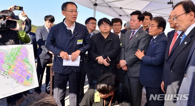 【광주=뉴시스】변재훈 기자 = 더불어민주당 이해찬 대표와 민주당 지도부가 지난달 24일 광주 빛그린국가산업단지를 방문해 부지 개발업체인 한국토지주택공사(LH) 관계자로부터 산단개발 현황과 완성차 공장 부지 등에 대한 설명을 듣고 있다. 2018.10.24. wisdom21@newsis.com