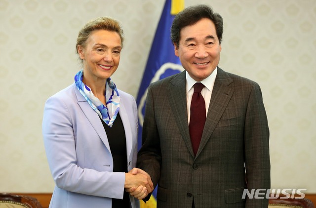 【서울=뉴시스】조성봉 기자 = 이낙연(오른쪽) 국무총리가 24일 오후 서울 종로구 정부서울청사를 예방한 페이취노비치 부리치 크로아티아 부총리 겸 외교장관과 악수를 하고 있다. 2018.10.24.suncho21@newsis.com