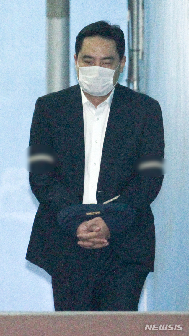 【서울=뉴시스】김선웅 기자 = '도도맘' 김미나 씨 관련 소송 서류를 위조한 혐의로 재판에 넘겨진 강용석 변호사가 지난달 24일 오후 서울 서초구 서울중앙지법에서 열린 1심 선고공판에서 징역 1년을 선고받은 후 법원을 나서고 있다. 2018.10.24. mangusta@newsis.com