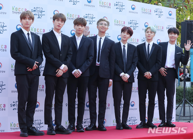 【서울=뉴시스】조수정 기자 = 2018 대한민국 대중문화예술상 시상식이 열린 24일 오후 서울 송파구 방이동 올림픽공원 올림픽홀에서 문화훈장 화관을 받는 그룹 방탄소년단(진, 슈가, 제이홉, RM, 지민, 뷔, 정국)이 포즈를 취하고 있다.&nbsp; 2018.10.24. chocrystal@newsis.com