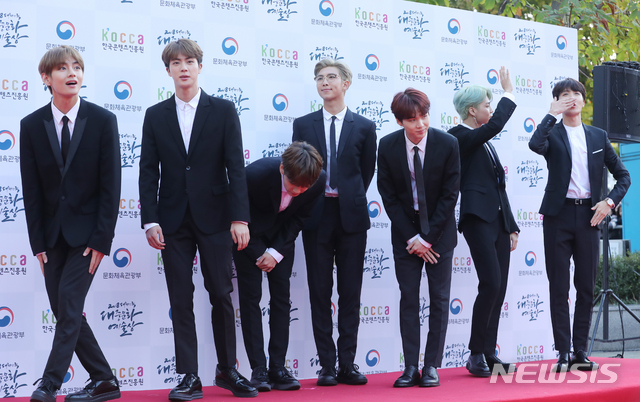 【서울=뉴시스】조수정 기자 = 2018 대한민국 대중문화예술상 시상식이 열린 24일 오후 서울 송파구 방이동 올림픽공원 올림픽홀에서 문화훈장 화관을 받는 그룹 방탄소년단(진, 슈가, 제이홉, RM, 지민, 뷔, 정국)이 포즈를 취하고 있다. 2018.10.24. chocrystal@newsis.com