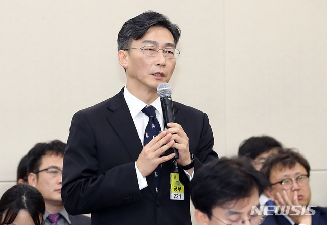 【서울=뉴시스】이종철 기자 = 24일 오후 서울 여의도 국회에서 열린 보건복지위원회의 한국보건의료인국가시험원, 국립중앙의료원, 한국보건의료연구원, 한국의료분쟁조정중재원의 국정감사에 참고인으로 출석한 이국종 교수가 의원 질의에 답변을 하고 있다. 2018.10.24.jc4321@newsis.com