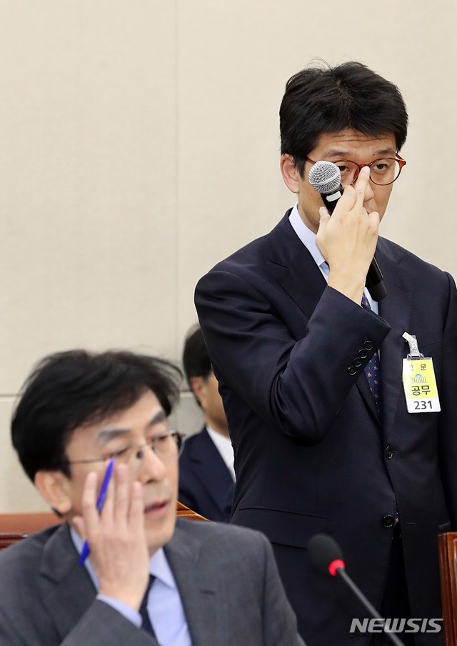 【서울=뉴시스】이종철 기자 = 24일 오후 서울 여의도 국회에서 열린 보건복지위원회의 한국보건의료인국가시험원, 국립중앙의료원, 한국보건의료연구원, 한국의료분쟁조정중재원의 국정감사에 출석한 정상봉 증인이 대리수술 의혹에 대한 의원 질의에 곤혹스러워 하고 있다. 앞은 정기현 국립중앙의료원 원장. 2018.10.24.jc4321@newsis.com