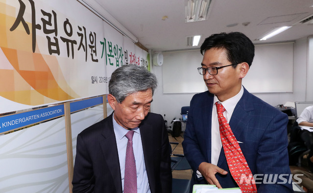 【서울=뉴시스】홍효식 기자 = '사립유치원 비리' 논란이 거세지고 있는 가운데 24일 오후 서울 용산구 한국유치원총연합회에서 이덕선(오른쪽) 한국유치원총연합회 비상대책위원장과 박세규 변호사가 사립유치원 기본입장 및 자정노력 계획발표를 마친 뒤 퇴장하고 있다. 2018.10.24.&nbsp; yesphoto@newsis.com