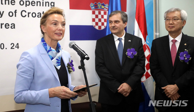 【서울=뉴시스】추상철 기자 = 마리아 배치노비치 뷰리치 크로아티아 부총리 겸 외교부장관이 24일 오후 서울 중구 퇴계로의 고려대연각타워에서 열린 크로아티아대사관 오픈식에서 축사를 하고 있다. 2018.10.24.scchoo@newsis.com