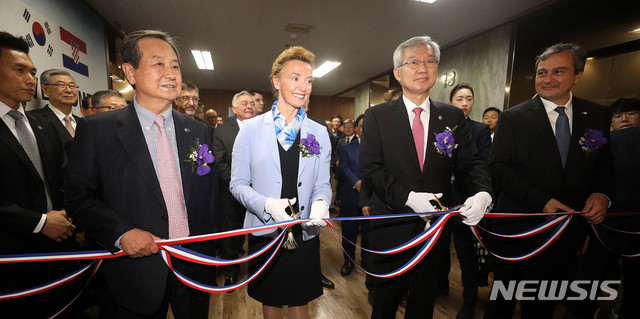【서울=뉴시스】추상철 기자 = 주한 크로아티아공화국 대사관 개관식이 열린 24일 오후 서울 중구 고려대연각타워에 개관한 크로아티아 대사관에서 이태호 외교부 2차관과 마리아 배치노비치 뷰리치 크로아티아 부총리 겸 외교부장관 등 내빈이 테이프 커팅을 하고 있다. 양인모(왼쪽부터) 크로아티아 명예총영사, 마리아 배치노비치 뷰리치 크로아티아 부총리 겸 외교부장관, 이태호 외교부 2차관, 쿠센 주한 크로아티아 대사. 2018.10.24.scchoo@newsis.com