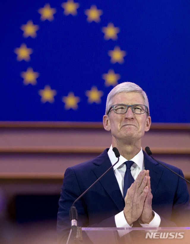 팀 쿡 "동성애는 신이 내게 준 선물이며 자랑스럽다"