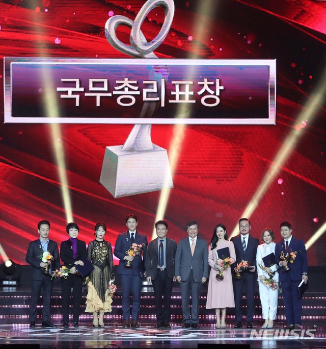 【서울=뉴시스】조수정 기자 = 2018 대한민국 대중문화예술상 시상식이 열린 24일 오후 서울 송파구 방이동 올림픽공원 올림픽홀에서 국무총리 표창을 받은 수상자들과 시상자들이 기념촬영 하고 있다. 왼쪽부터 가수 강산에(강영걸), 가수 최진희, 성우 강희선, 배우 이선균, 시상자, 도종환 문화체육관광부 장관, 배우 손예진(손언진), 고 김주혁 대리수상자, 개그우먼 김숙, 방송인 전현무. 2018.10.24. chocrystal@newsis.com