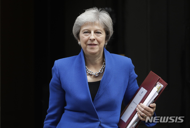 【런던=AP/뉴시스】 24일(현지시간) 테리사 메이 영국 총리가 런던에 위치한 관저를 나서고 있다. 이날 가디언은 메이 내각이 본격적인 노 딜 브렉시트 준비에 나설 예정이라고 보도했다. 2018.10.25.