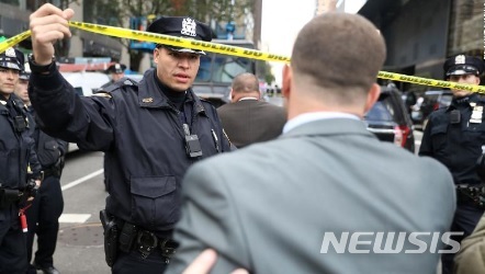 【로스앤젤레스=뉴시스】 24일(현지시간) 미국 뉴욕 맨해튼의 타임워너 빌당에 폭발물로 의심되는 소포가 배달돼 건물에 있는 직원들이 대피했으며 경찰당국이 수사에 나섰다. <사진=CNN 캡처> 2018.10.24 