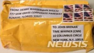 【로스앤젤레스=뉴시스】 24일(현지시간) 뉴욕 맨해튼 타임워너센터에 있는 CNN 지국에 배달된 폭발물 소포. 수취인이 CNN에서 안보 관련 논평을 하며 도널드 트럼프 대통령을 비판해온 존 브레넌 전 CIA 국장으로 돼 있다. <사진=CNN 캡처> 2018.10.24 
