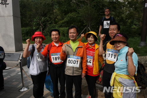 【서울=뉴시스】지난해 한마음 걷기대회에서 기념촬영하는 박겸수 강북구청장. <사진제공=강북구청> 2018.10.25. 