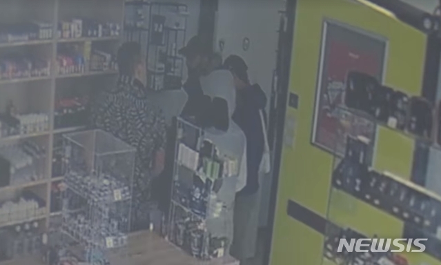 【서울=뉴시스】김난영 기자 =지난 20일(현지시간) 벨기에 샤를루아에서 일어난 강도미수 사건 CCTV 촬영본. 이들은 "현금이 많을 때 다시 오라"는 상점주인의 말을 믿고 돌아갔다가 경찰에 붙잡혔다. (사진=벨기에 언론 RTL INFO 유튜브 캡쳐)