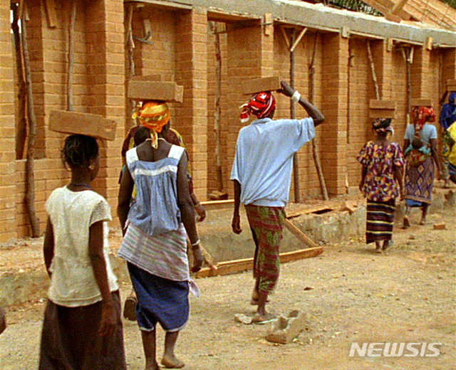 【서울=뉴시스】 <노동의 싱글 숏>, 2011~2017안체 에만, 하룬 파로키 / 독일문화원 협력 / 16 채널 비디오 프로젝션 / 컬러 / 사운드 / 2011-2017<노동의 싱글 숏>은 프로젝트를 진행한 각 15개 워크숍 도시와 지역의 특성에 응답하고 최대한 이를 다루는 것을 목표로 한다. 싱글 숏 영화는 예정과 개방성, 구상된 것과 뜻밖의 사건을 결합한다.&nbsp; 