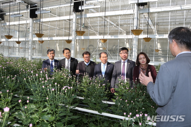 【전주=뉴시스】김민수 기자 =전북도의회 농산업경제위원회 소속 의원들은 25일 도 산하기관인 농식품인력개발원 현장을 찾아 농업인 전문성 강화 방안을 논의했다.photo@newsis.com