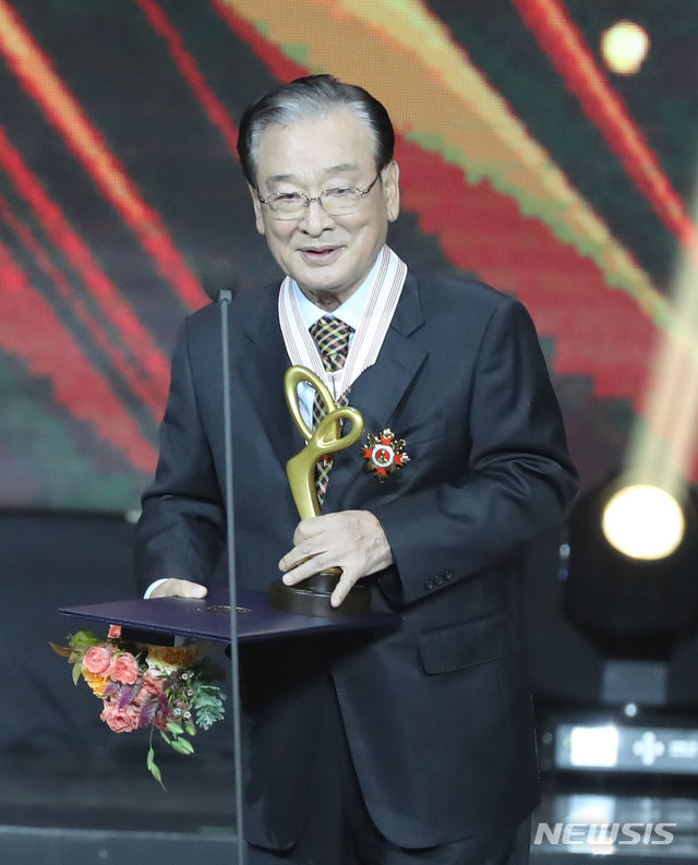 【서울=뉴시스】조수정 기자 = 2018 대한민국 대중문화예술상 시상식이 열린 24일 오후 서울 송파구 방이동 올림픽공원 올림픽홀에서 배우 이순재가 도종환 문화체육관광부 장관으로부터 은관문화훈장을 수훈한 뒤 소감을 밝히고 있다. 2018.10.24. chocrystal@newsis.com