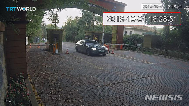  【이스탄불(터키)=AP/뉴시스】터키 국영 TRT TV가 24일 방영한 감시카메라 영상에서 이스탄불 주재 사우디아라비아 영사관 소속 차량 한 대가 이스탄불 근교 벨그라데 숲 입구를 통과하고 있다. 터키 관리들은 카슈끄지의 유해가 벨그라데 숲에 버려졌을 가능성을 조사관들이 조사하고 있다고 AP 통신에 전했다. 2018.10.25 