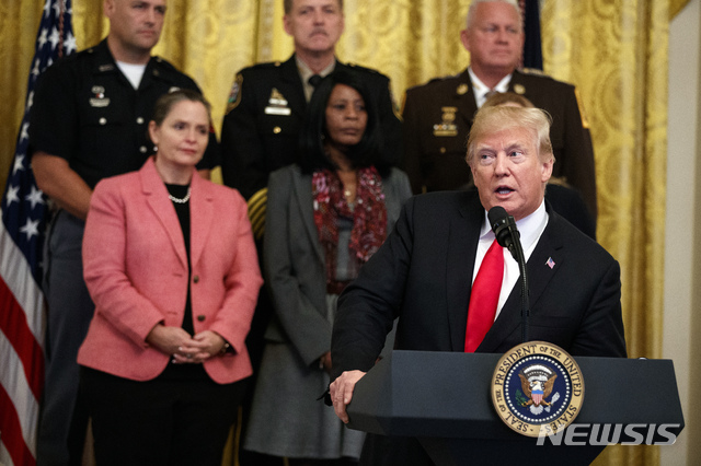 【워싱턴=AP/뉴시스】 도널드 트럼프 미국 대통령이 24일(현지시간) 백악관에서 두명의 전직 대통령과 CNN, 민주당 의원들에게 보내진 폭발물 소포에 대해 "정치적 폭력력의 위협과 행동은 미국에서 자리잡을 수 없다"며 철저한 수사방침을 밝혔다. 2018.10.24