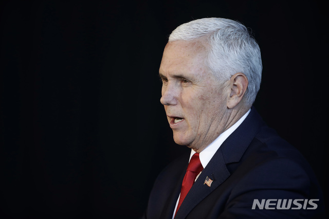 【펜실베이니아=AP/뉴시스】 마이크 펜스 미국 부통령(사진)은 26일(현지시간)도널드 트럼프 대통령의 지지자의 소행으로 밝혀진 '폭발물 소포' 사건에 대해 "트럼프 대통령이 책임을 질 일은 아니다"며 선을 그었다. 2018.10.27.