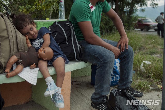 【AP/뉴시스】온두라스를 떠나 과테말라시티까지 온 5살 킴벌리와 아이 엄마가 경찰이 더 이상 무임승차를 하지 말라는 명령에 한 국경검문소 벤치에서 쉬고 있다. 미국 남부 뉴멕시코 교회들은 국경을 통과한 이민들을 위해 쉼터의 규모를 늘리고 음식을 준비하는 조직적 지원활동에 나섰다.&nbsp; 