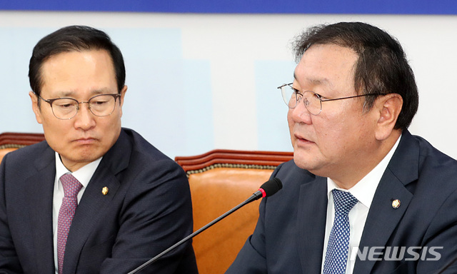 【서울=뉴시스】이종철 기자 = 25일 오전 서울 여의도 국회에서 열린 민주당 국감대책회의에서 김태년 정책위의장이 모두발언을 하고 있다. 2018.10.25. jc4321@newsis.com